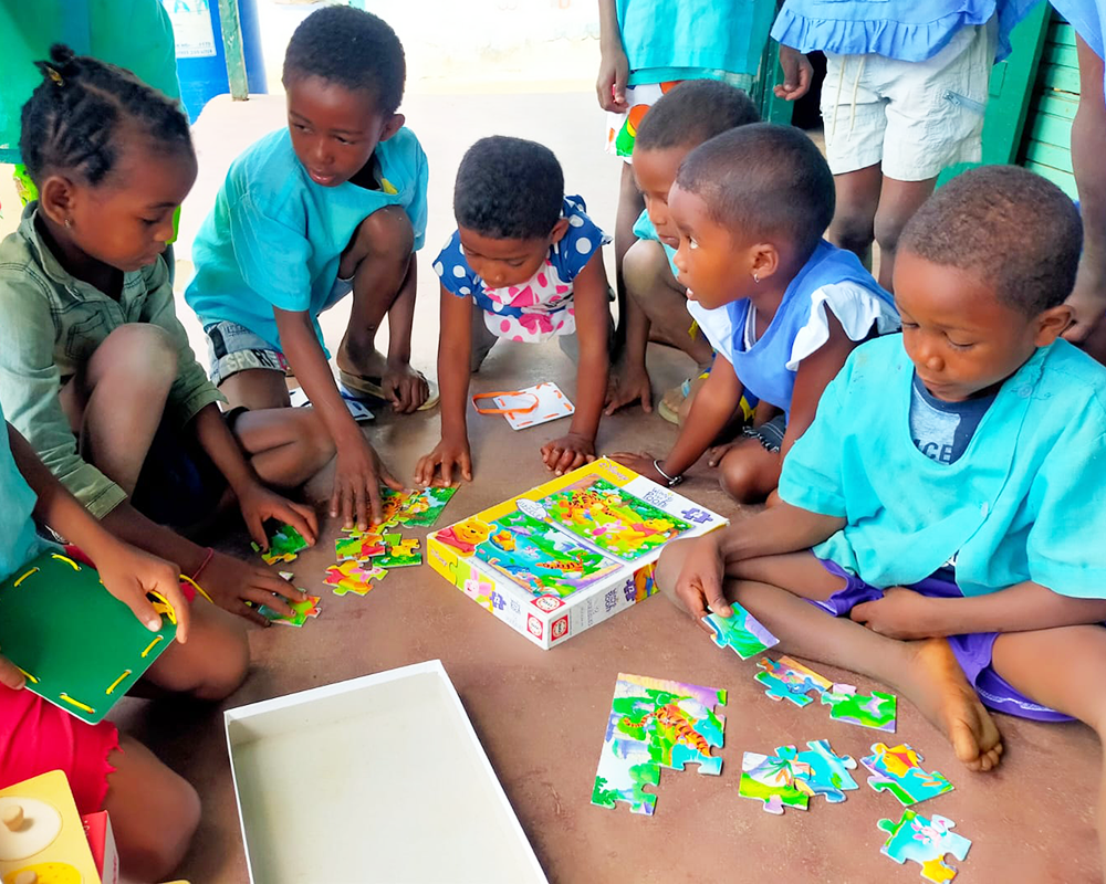 Les enfants sont concentrés avec les puzzles à l'école EPP- des Etablissements RANJA à Betavilona à Madagascar